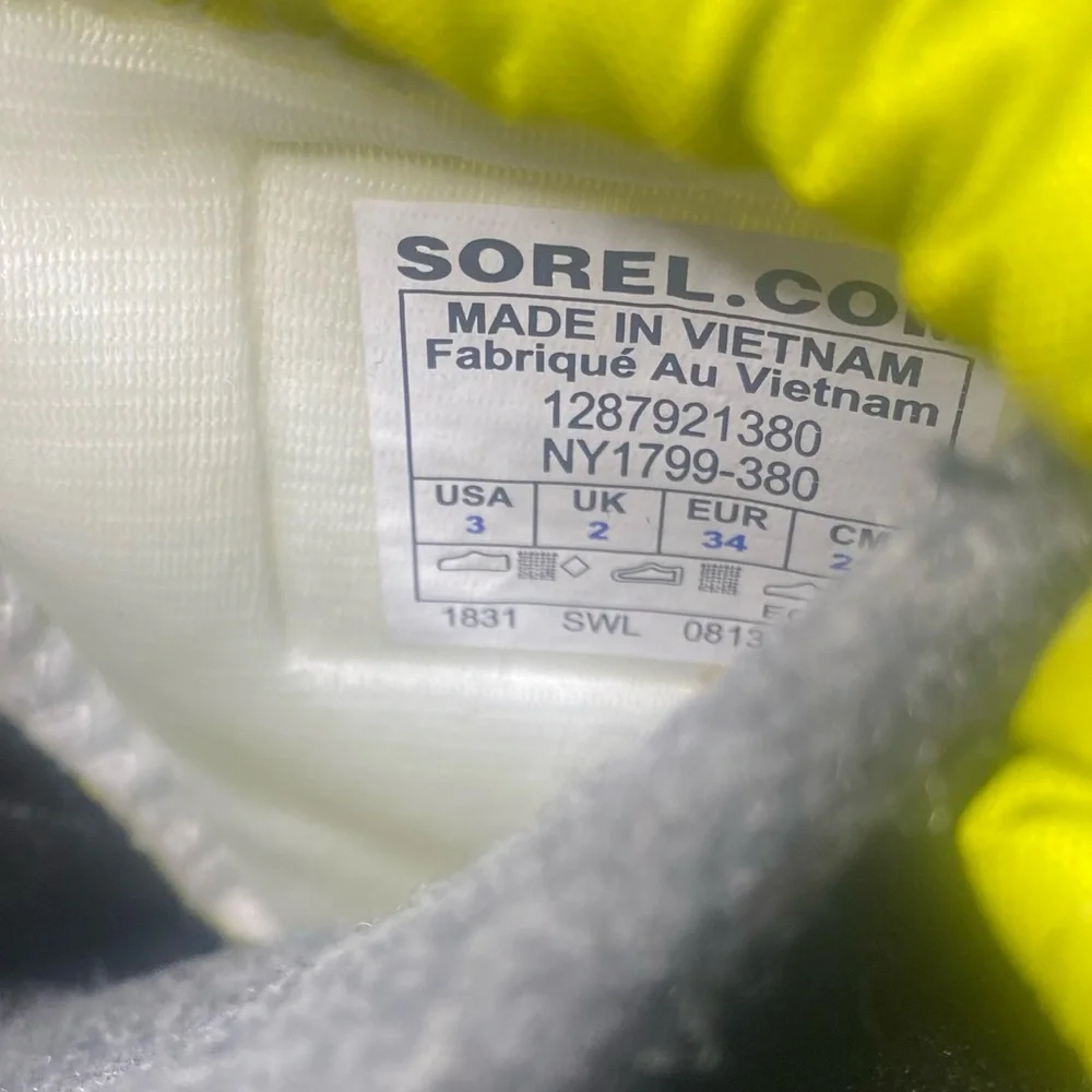 Sorel insulated youth cub boots black and neon size 3